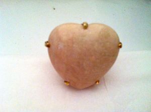Toques de luxo venda de jóias, semi jóias, bijuterias e acessórios em geral,  anel Semi Jóia pedra natural quartzo rosa, metal na cor dourado tamanho M entalhe no formato de coração